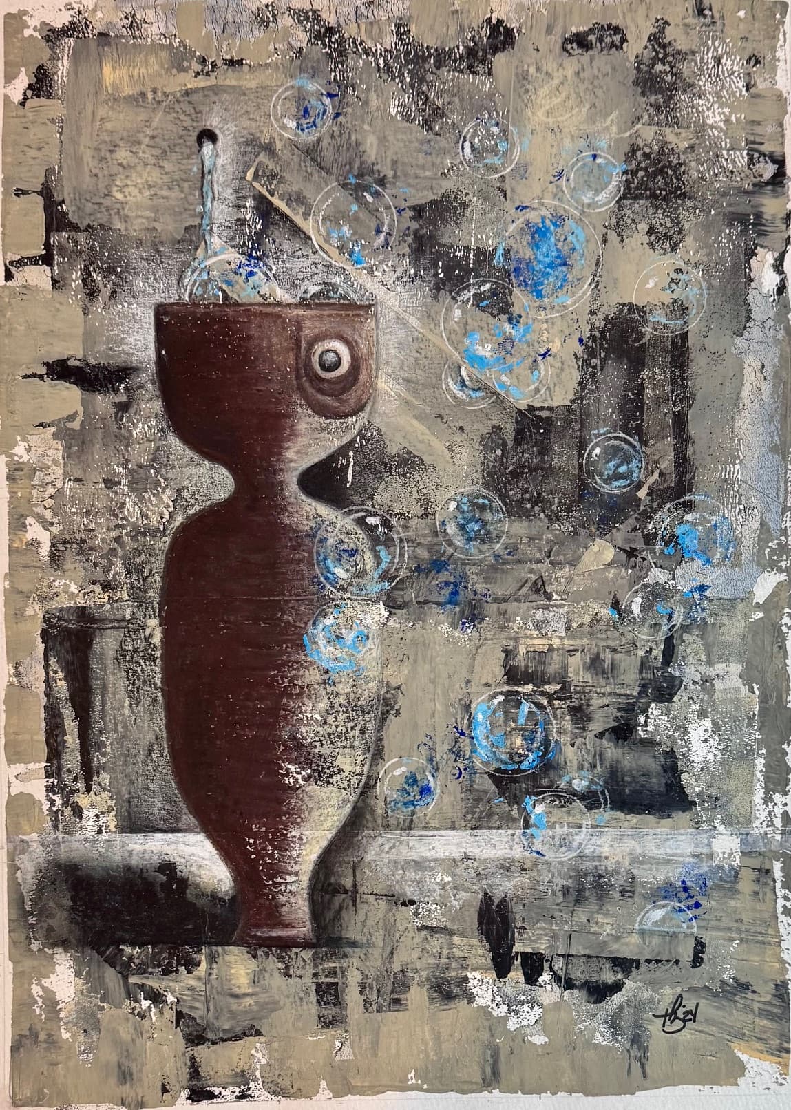 Técnica mixta con vasija antropomórfica marrón rojiza sobre fondo texturizado en grises y beiges con esferas azules flotantes, obra 'Recipiente' de Thania Liz Rojo