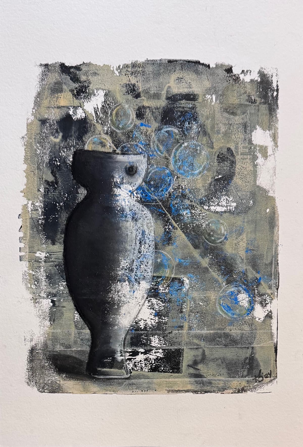 Técnica mixta de vasija antropomórfica negra sobre fondo oscuro texturizado con esferas azules luminosas, obra 'Guardiana' de Thania Liz Rojo