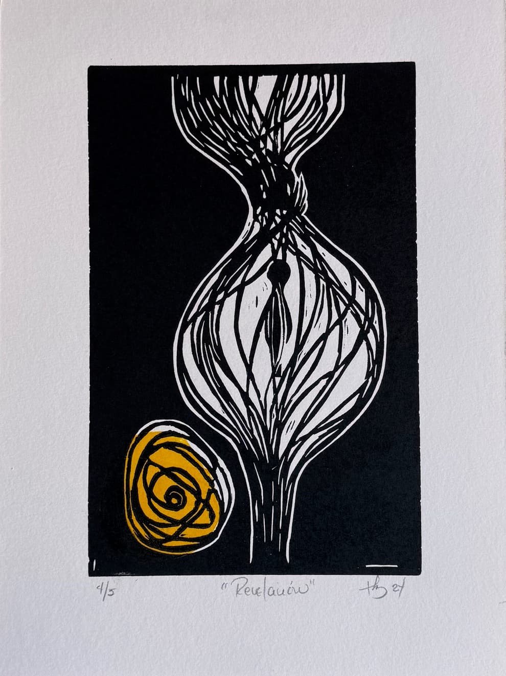 Linograbado en blanco y negro de forma orgánica reticulada semejante a vasija o crisálida con espiral dorada en esquina inferior izquierda, edición 4/5, obra 'Revelación' de Thania Liz Rojo, 2024
